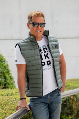 Куртки и жилеты